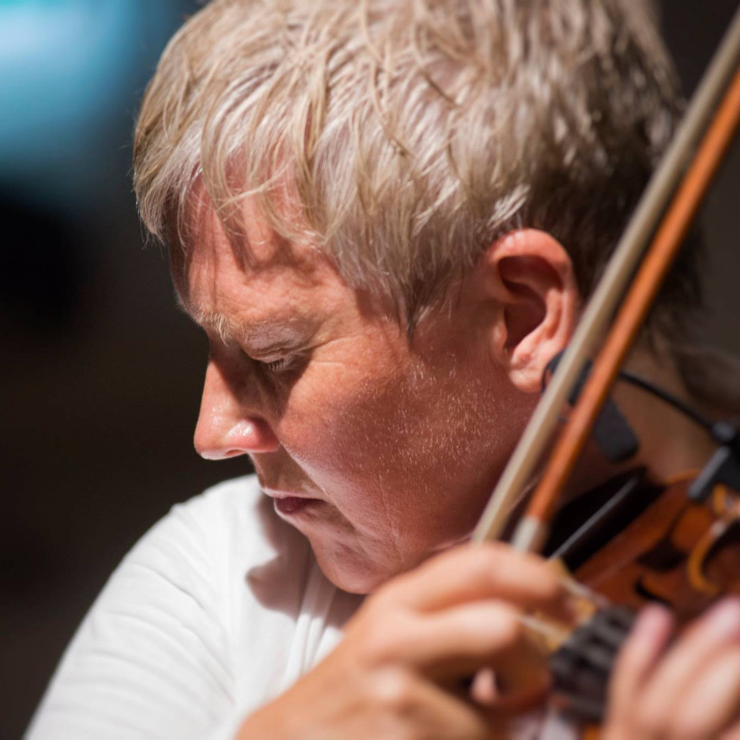 A photo of Mia Zabelka playing a violine