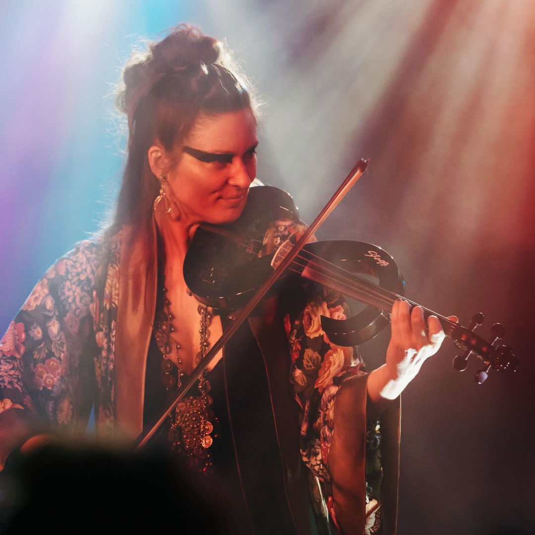 A photo of Tijana Stanković playing a violin